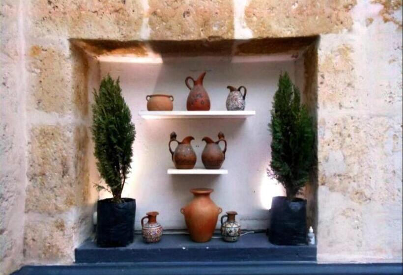 ユースホステル Colonial San Lazaro