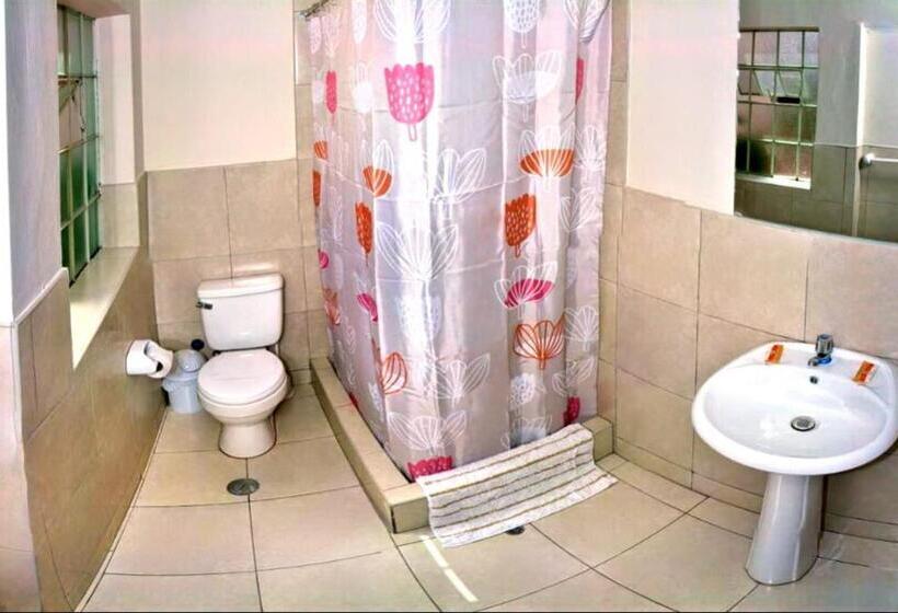 ユースホステル Colonial San Lazaro