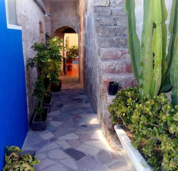 ユースホステル Colonial San Lazaro