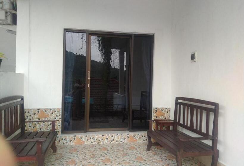 Pensjonat Adila Warung And Homestay