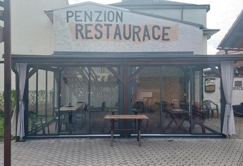 ペンション Penzion A Restaurace U Strnada