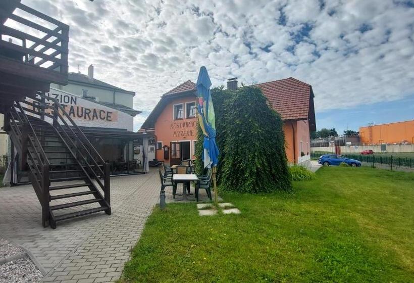 پانسیون Penzion A Restaurace U Strnada