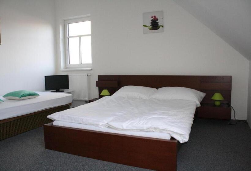 پانسیون Penzion A Restaurace U Strnada