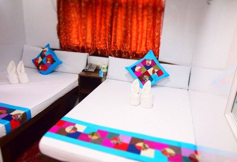 پانسیون Woodstock Hostel