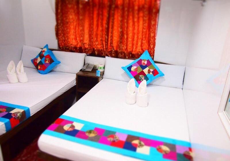 پانسیون Woodstock Hostel