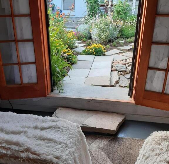 פנסיון Cathy's Guest House