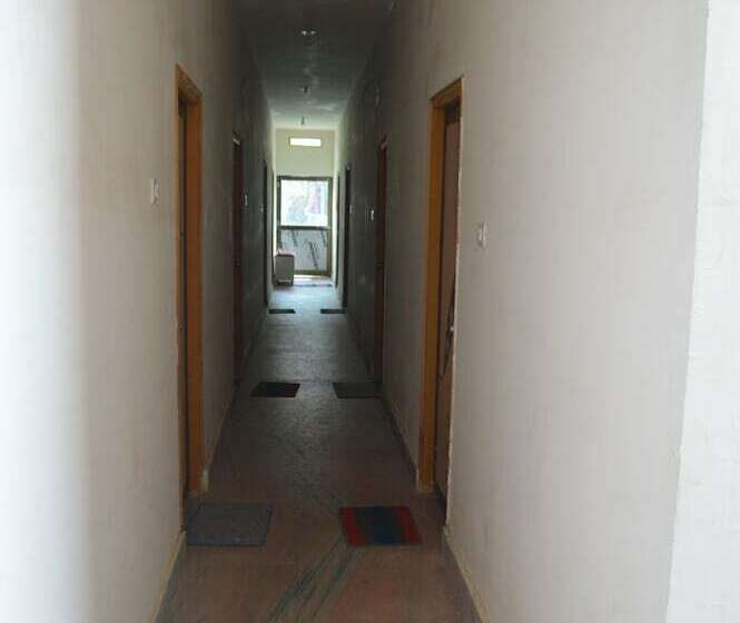 הוסטל Middle Way Home Stay