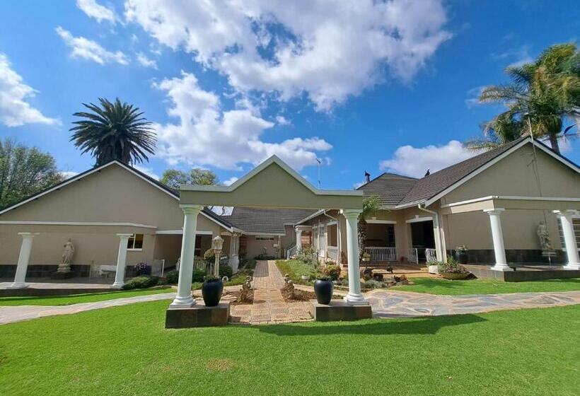 פנסיון Longtom Farm Guesthouse