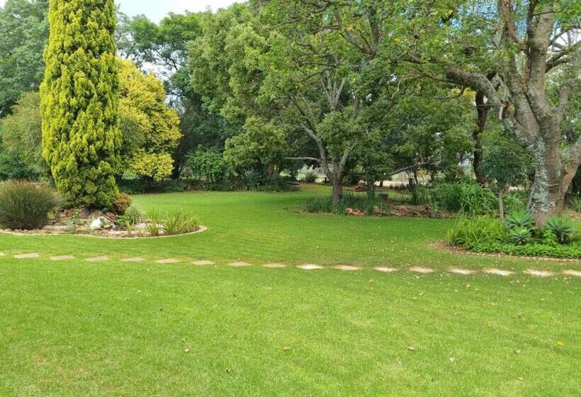 פנסיון Longtom Farm Guesthouse