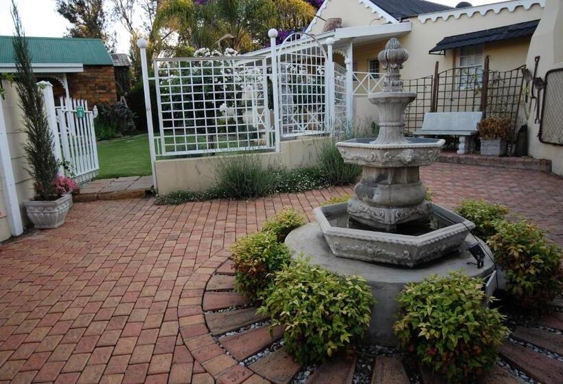 פנסיון Longtom Farm Guesthouse