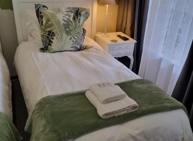 פנסיון Longtom Farm Guesthouse