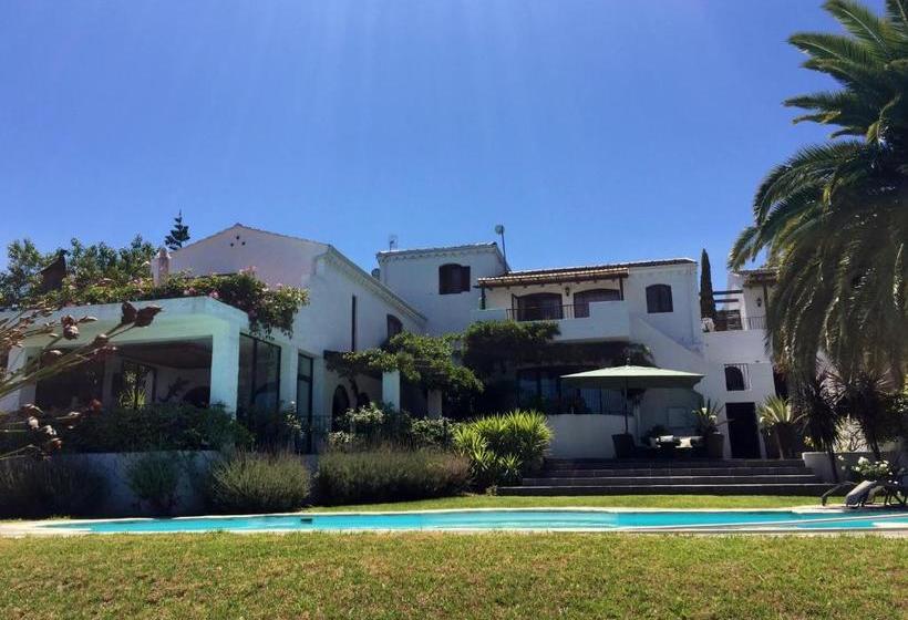 펜션 Montrose Guesthouse