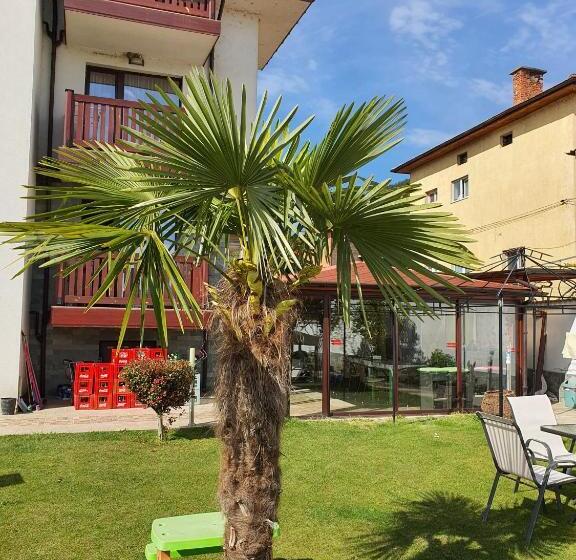 ペンション White House