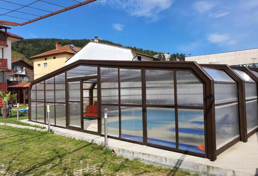 ペンション White House