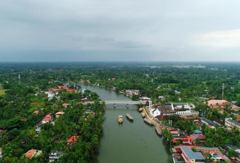 리조트 Triveny River Palace