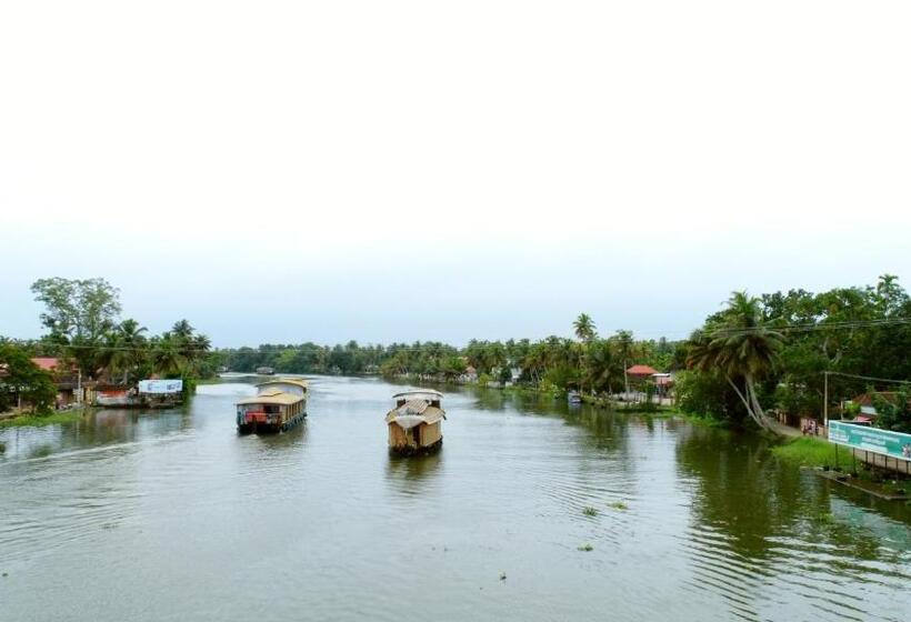리조트 Triveny River Palace