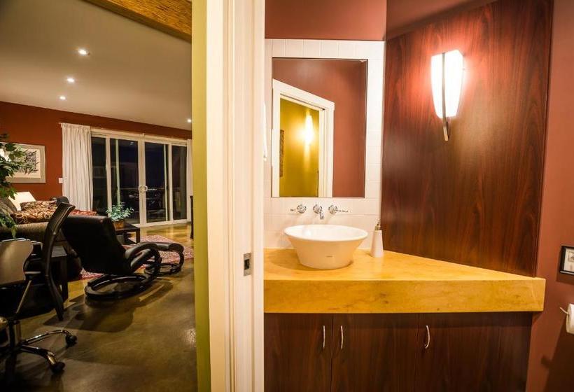 Пансион Crooked Tree Guest Suites