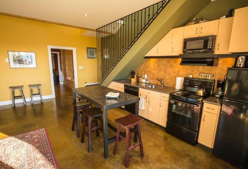 Пансион Crooked Tree Guest Suites