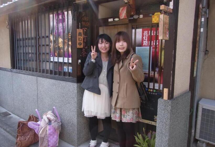 Pensão Nostalgic Guesthouse For 1 To 3 Females Or A Group Of 4 People Or More