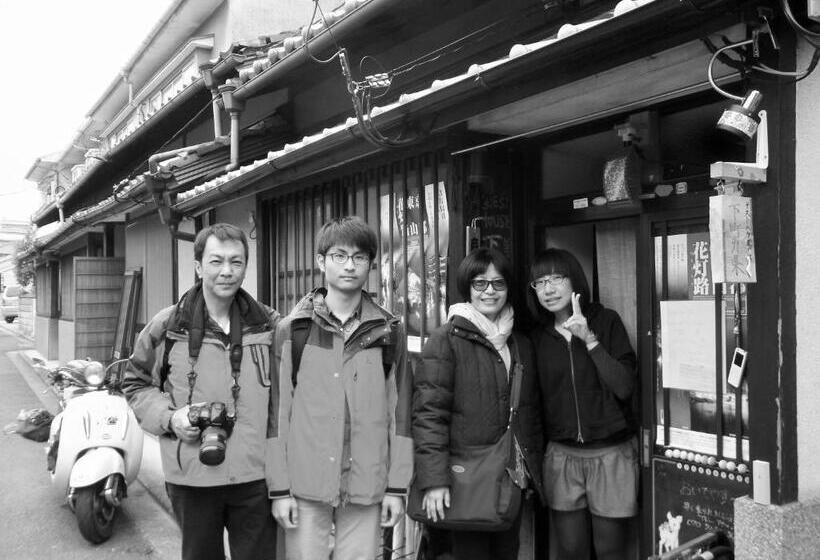 Pensão Nostalgic Guesthouse For 1 To 3 Females Or A Group Of 4 People Or More