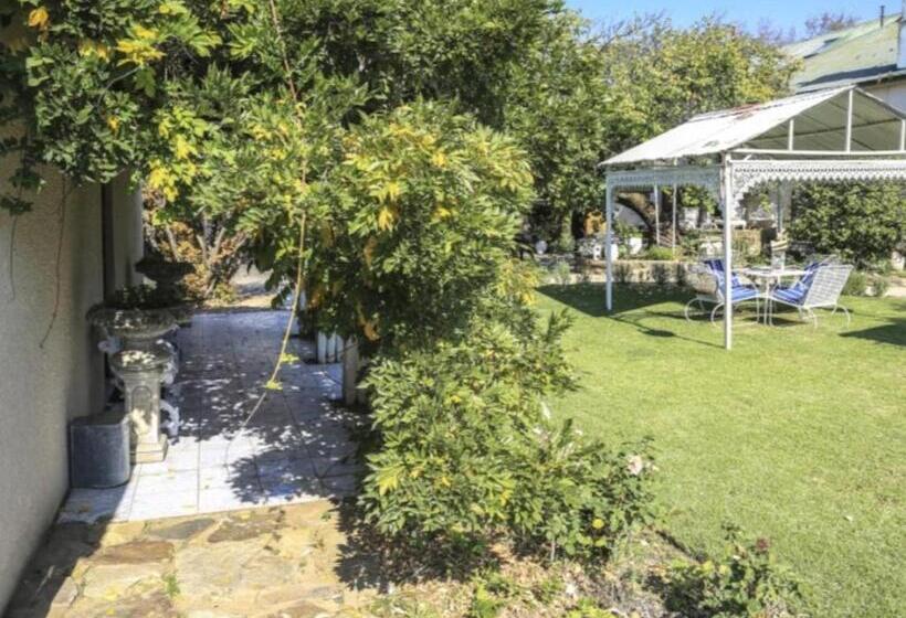 펜션 The Green Acorn Guest House