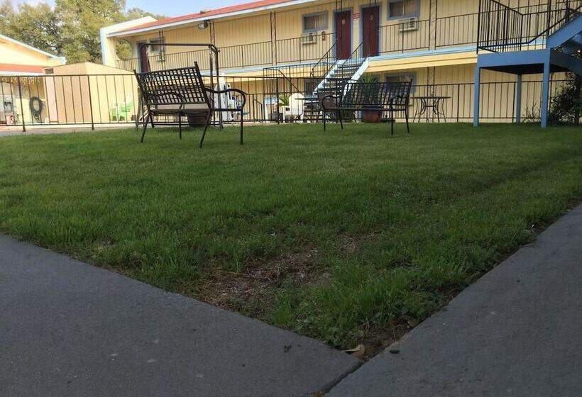 הוסטל Hill Country Inn