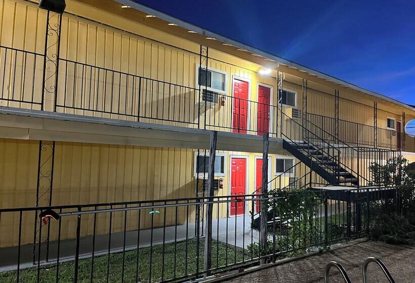 הוסטל Hill Country Inn