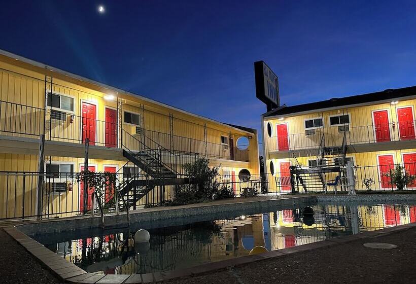 הוסטל Hill Country Inn