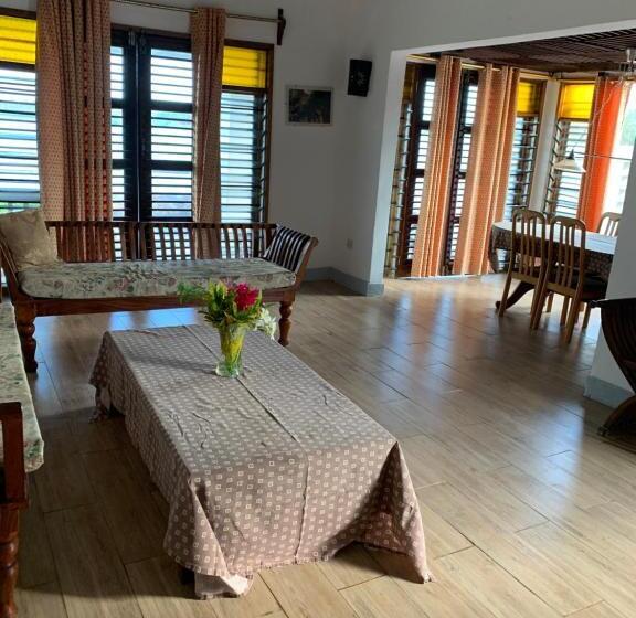 پانسیون Malcom Residence