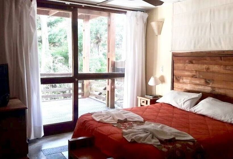 Altos Medanos Cabañas & Club De Bosque