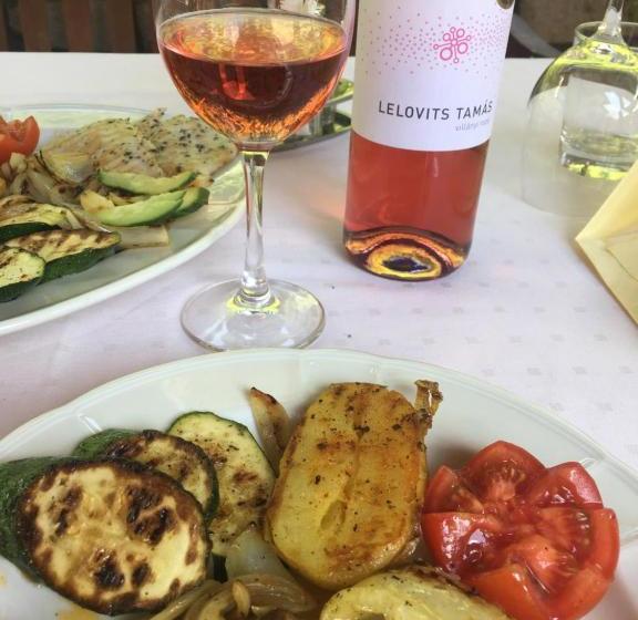 膳宿费 Ház Az Erdő Szélén