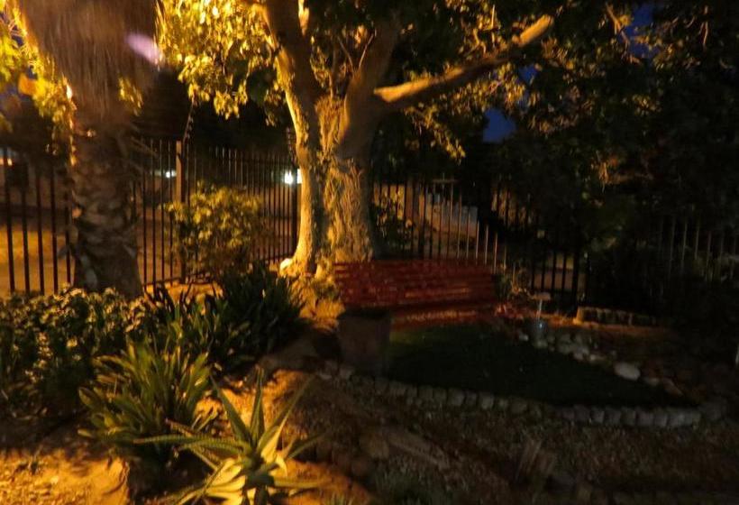 Пансион Coral Tree Guest Rooms