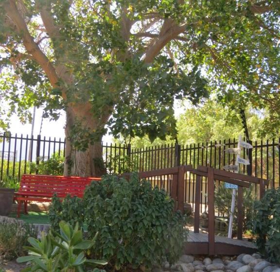 Пансион Coral Tree Guest Rooms