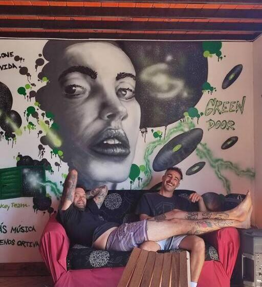 پانسیون Green Door