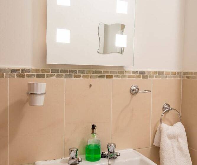 The Courtyard Apartments