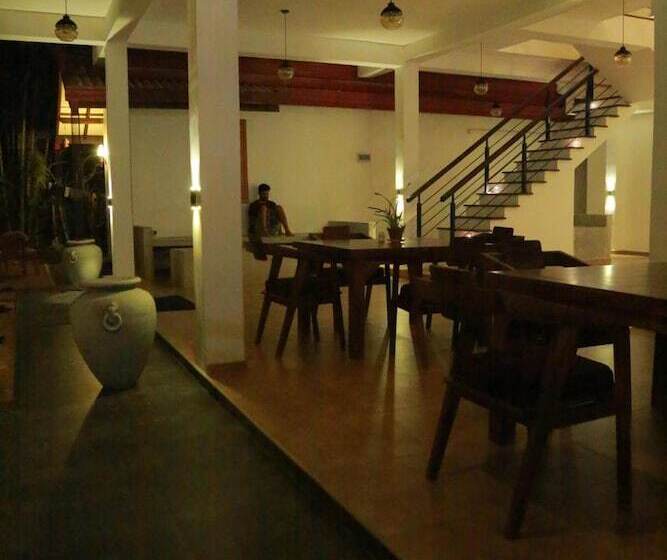 호스텔 Midigama Holiday Inn