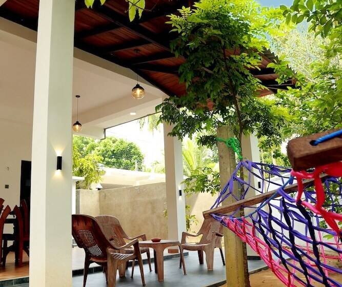 호스텔 Midigama Holiday Inn