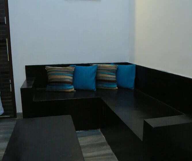 호스텔 Midigama Holiday Inn