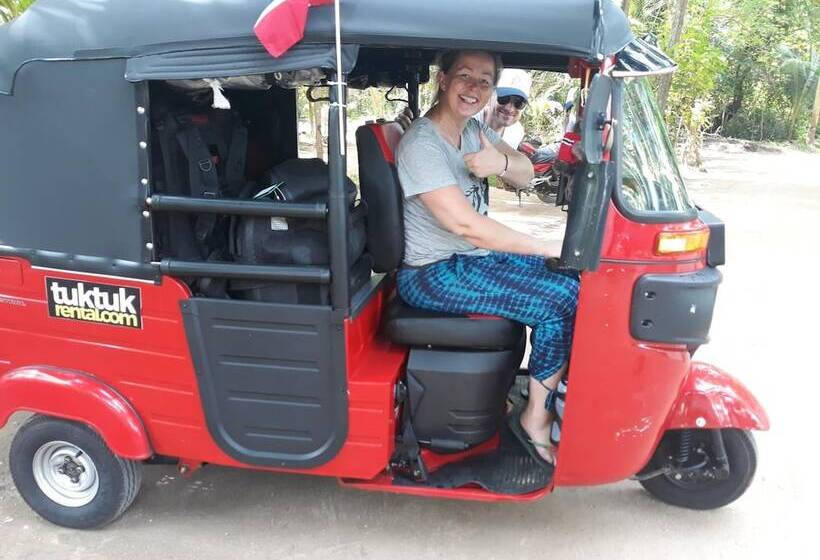 호스텔 Midigama Holiday Inn