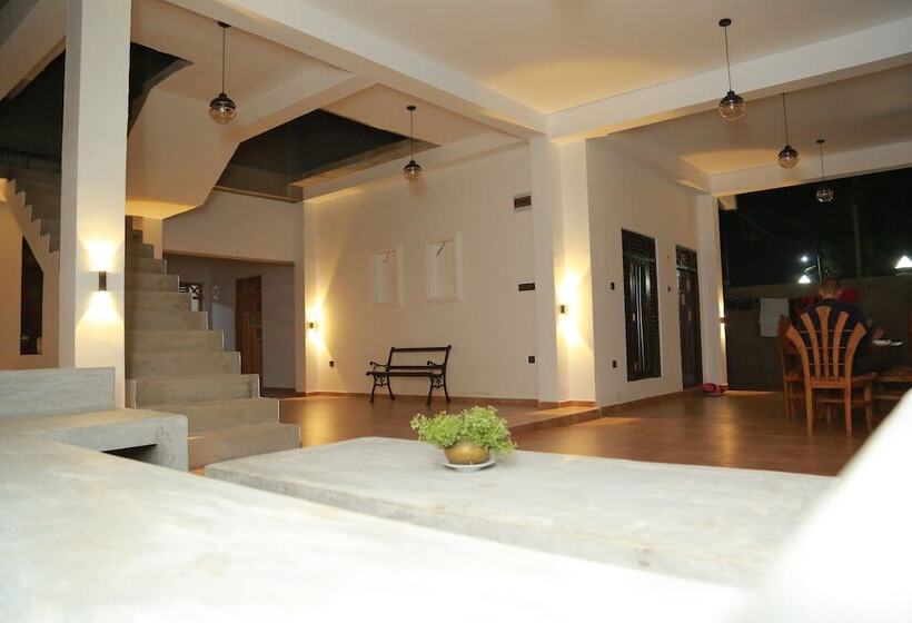 호스텔 Midigama Holiday Inn