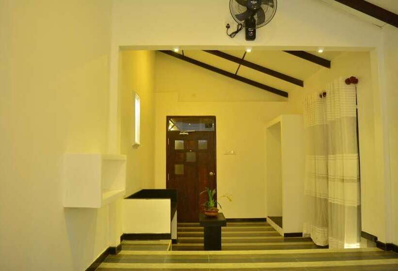 호스텔 Midigama Holiday Inn