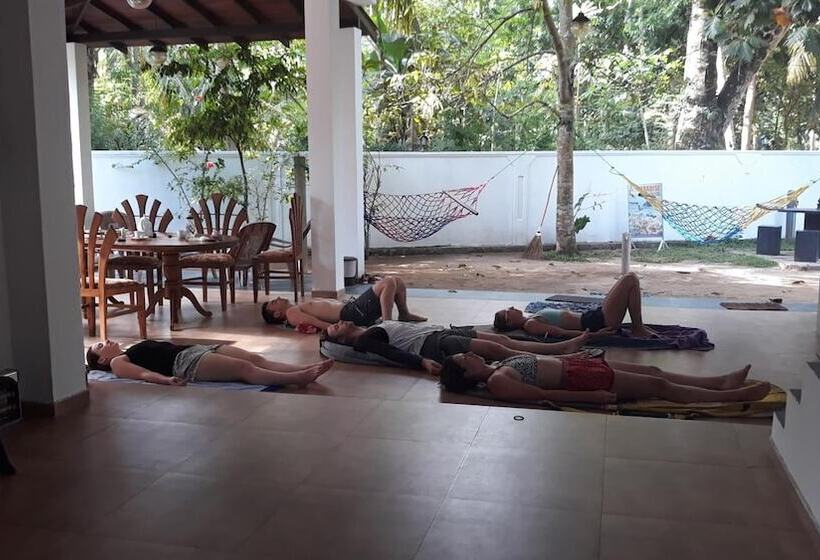 호스텔 Midigama Holiday Inn