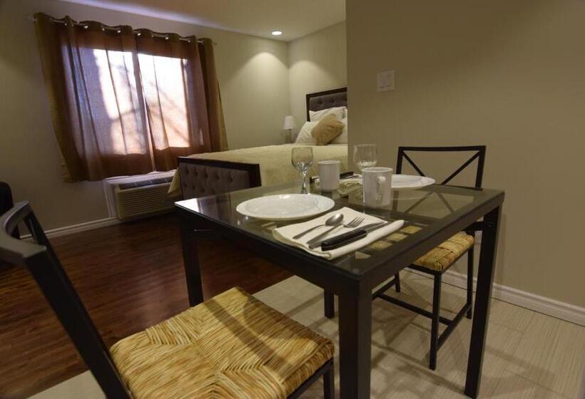 הוסטל The Lion Inn & Suites