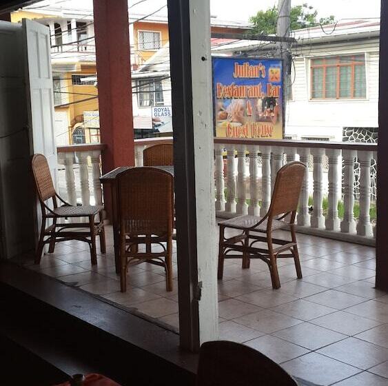 پانسیون Julian Guest House