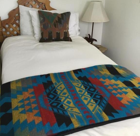 فندق Taos Goji Farm & Eco Lodge Retreat