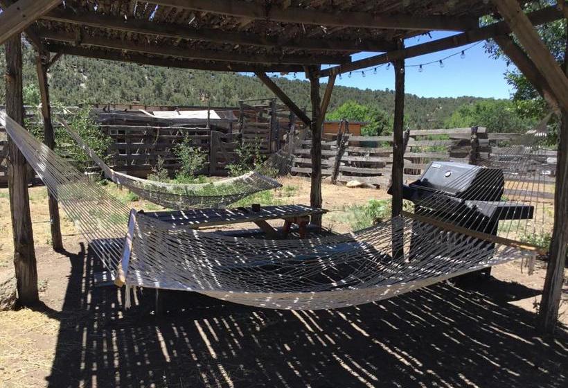 فندق Taos Goji Farm & Eco Lodge Retreat