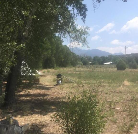 فندق Taos Goji Farm & Eco Lodge Retreat