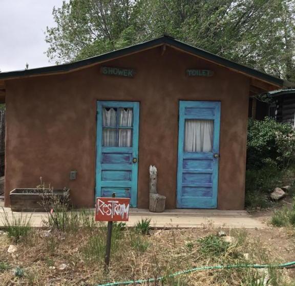 فندق Taos Goji Farm & Eco Lodge Retreat