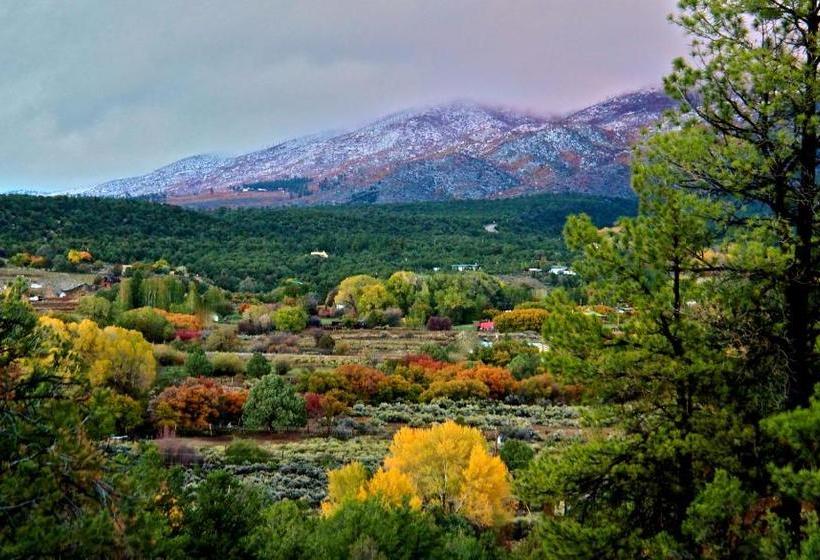 فندق Taos Goji Farm & Eco Lodge Retreat