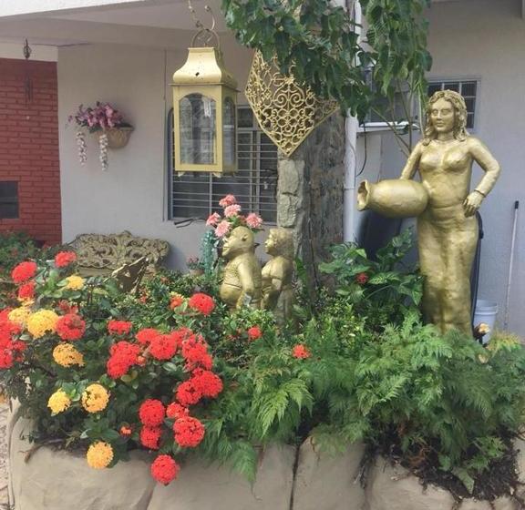 פנסיון Pousada Castelinho